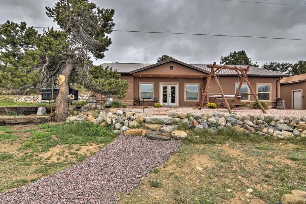 Stunning Home w/ Fire Pit, 11 Mi to Mt Yale!