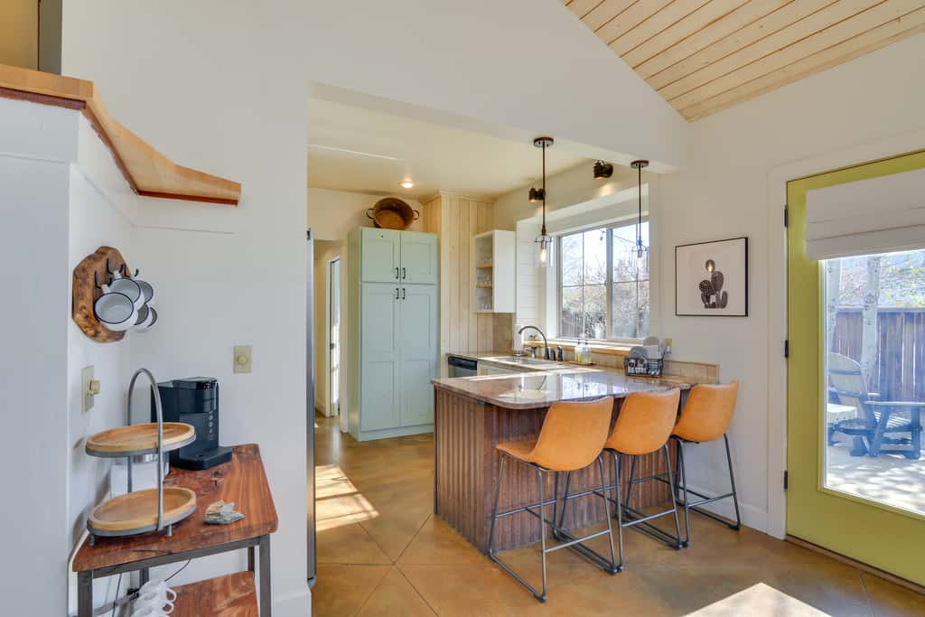 Buena Vista Vacation Home: Hot Tub, Mountain Views