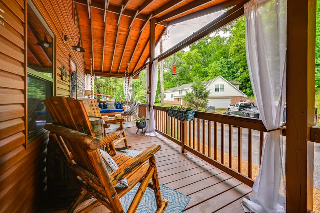 Murray Cabin w/ Hot Tub: Walk to Kentucky Lake!