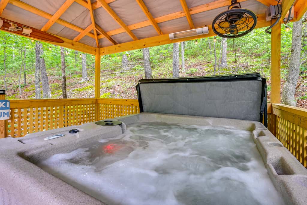 Murray Cabin w/ Hot Tub: Walk to Kentucky Lake!