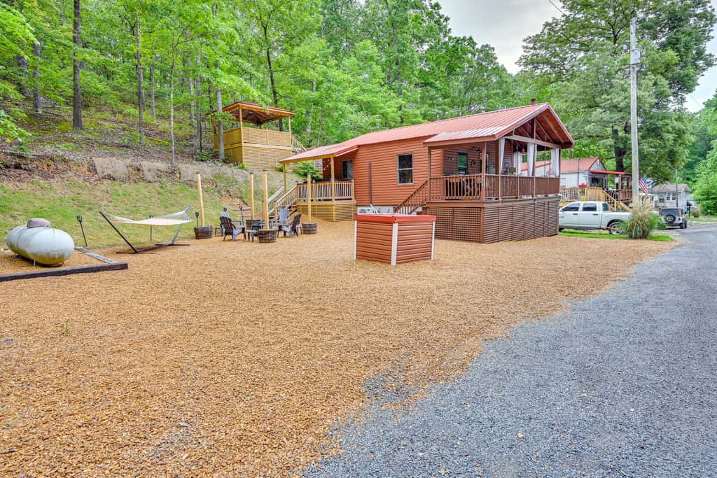 Murray Cabin w/ Hot Tub: Walk to Kentucky Lake!