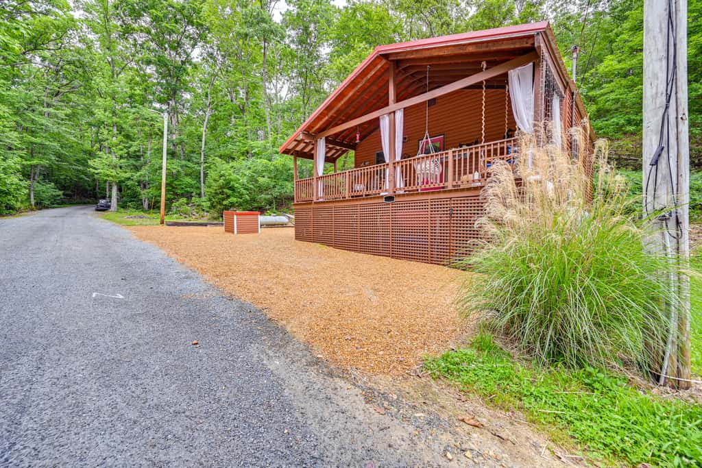 Murray Cabin w/ Hot Tub: Walk to Kentucky Lake!