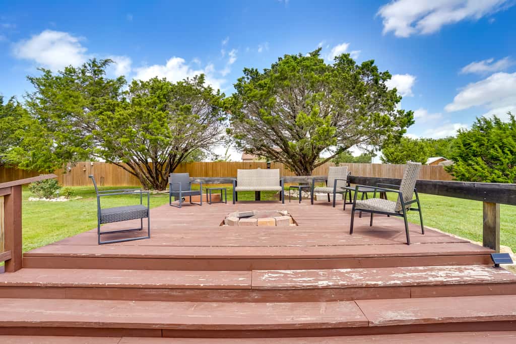 Inviting Granbury Home w/ Fire Pit: 3 Mi to Lake!