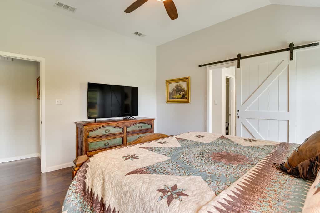 Inviting Granbury Home w/ Fire Pit: 3 Mi to Lake!
