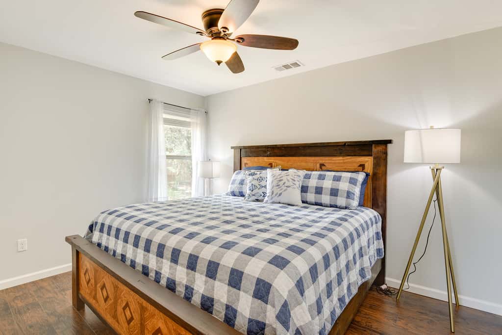 Inviting Granbury Home w/ Fire Pit: 3 Mi to Lake!