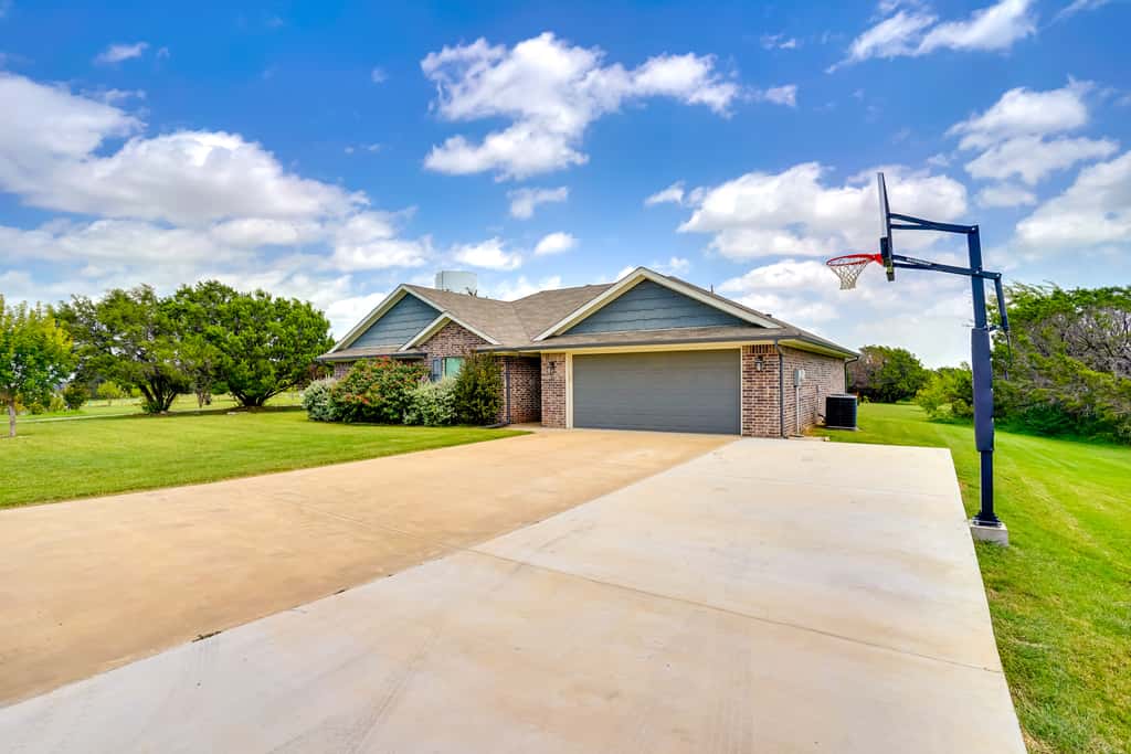 Inviting Granbury Home w/ Fire Pit: 3 Mi to Lake!