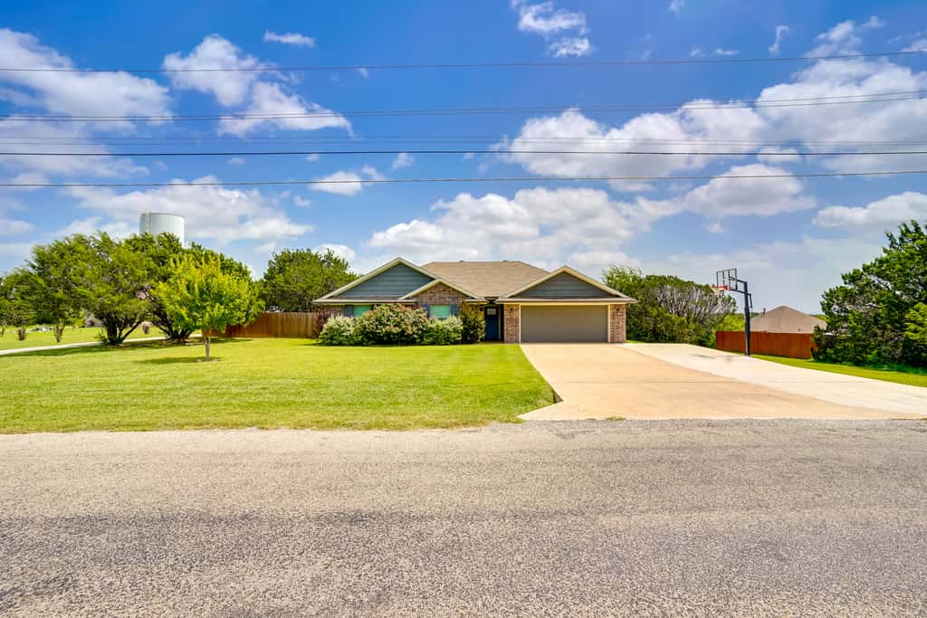 Inviting Granbury Home w/ Fire Pit: 3 Mi to Lake!