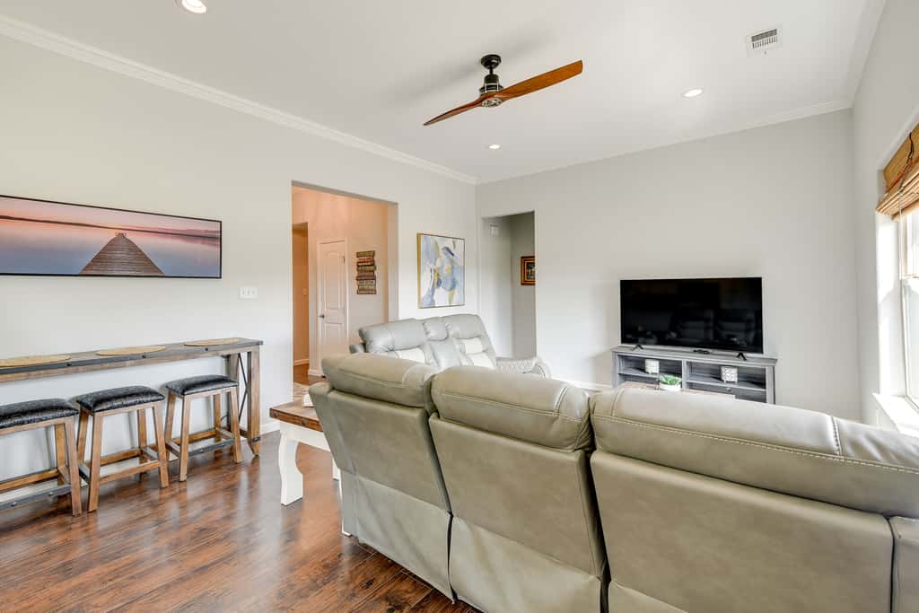 Inviting Granbury Home w/ Fire Pit: 3 Mi to Lake!