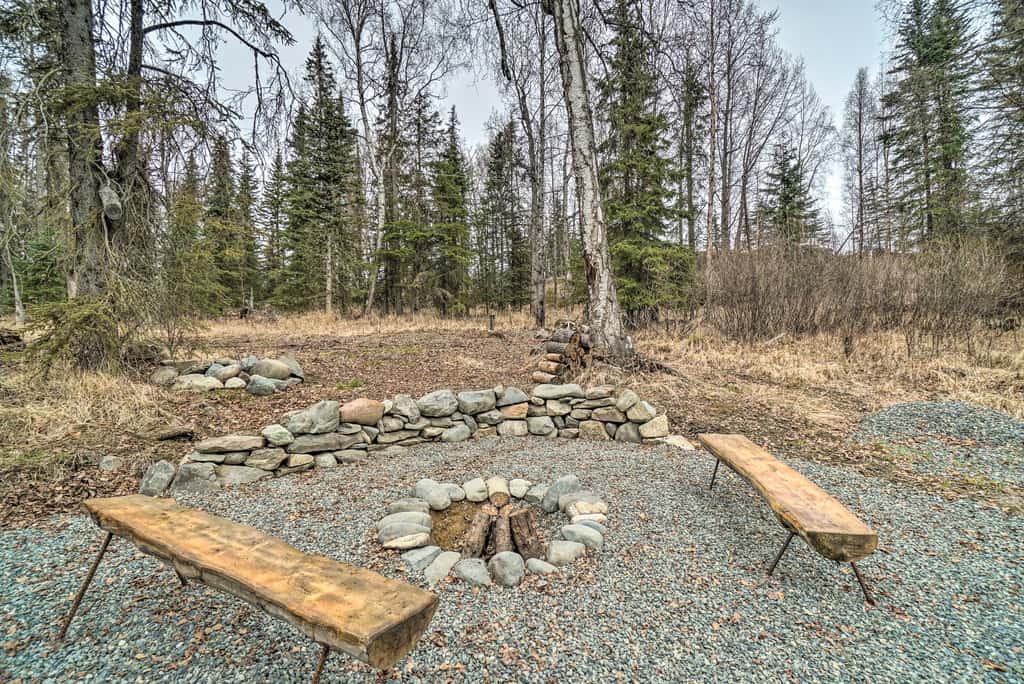 Cozy Downtown Soldotna Cabin: Dogs Welcome!