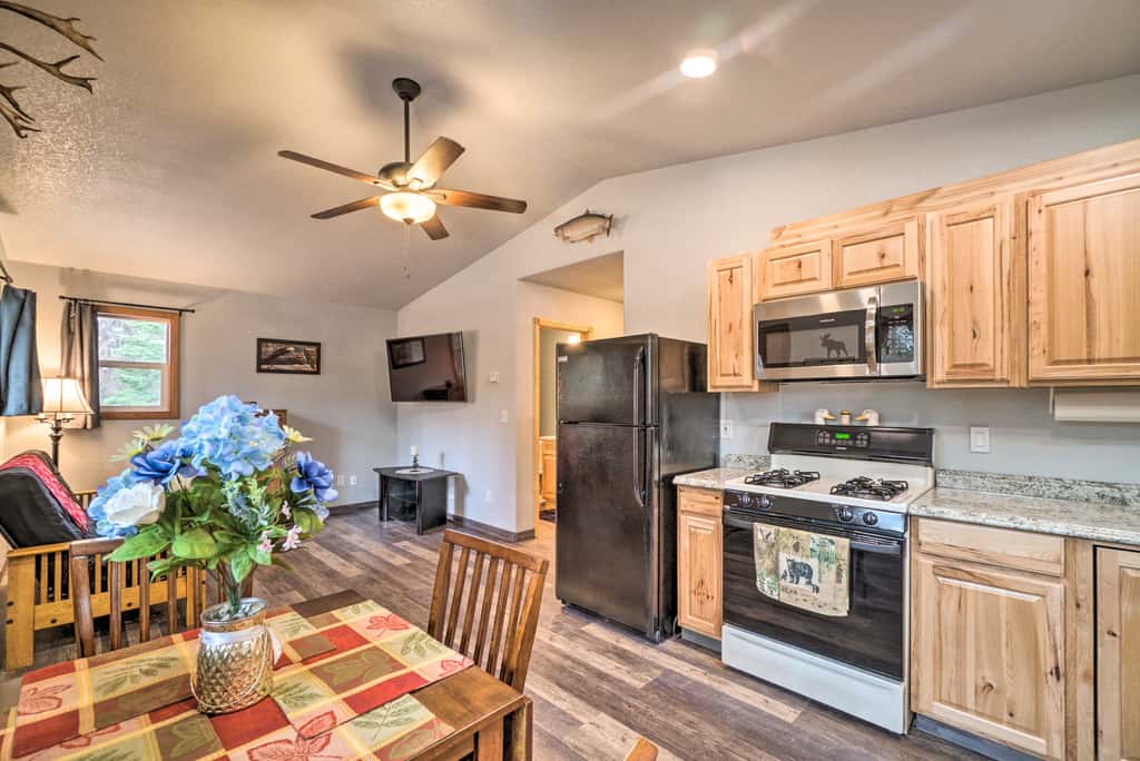 Cozy Downtown Soldotna Cabin: Dogs Welcome!