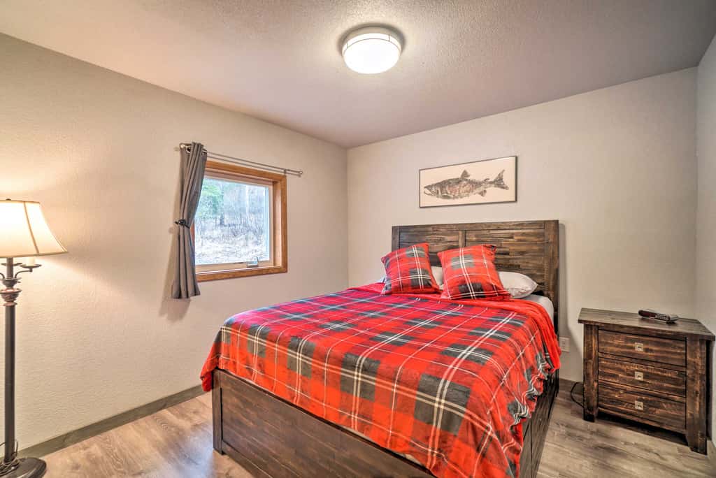 Cozy Downtown Soldotna Cabin: Dogs Welcome!