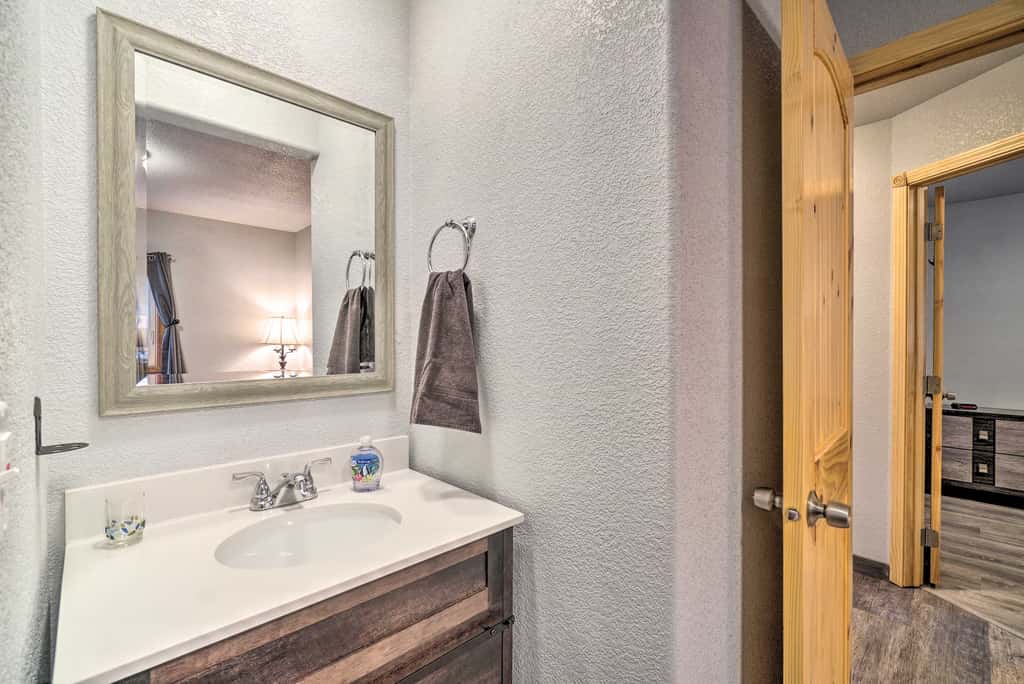 Cozy Downtown Soldotna Cabin: Dogs Welcome!