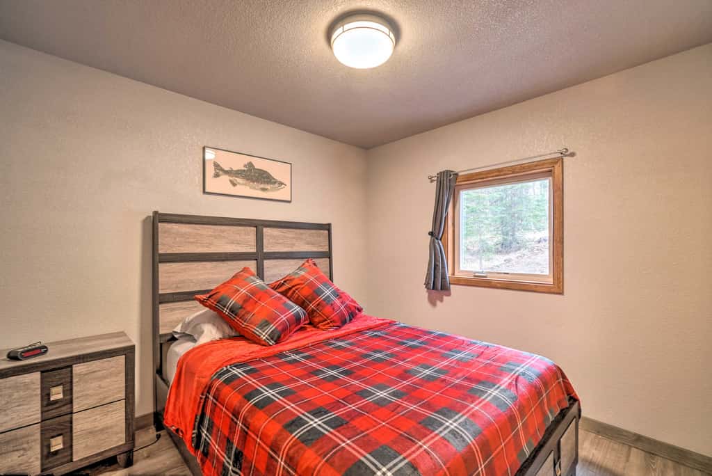 Cozy Downtown Soldotna Cabin: Dogs Welcome!