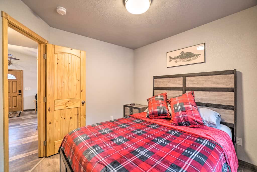 Cozy Downtown Soldotna Cabin: Dogs Welcome!
