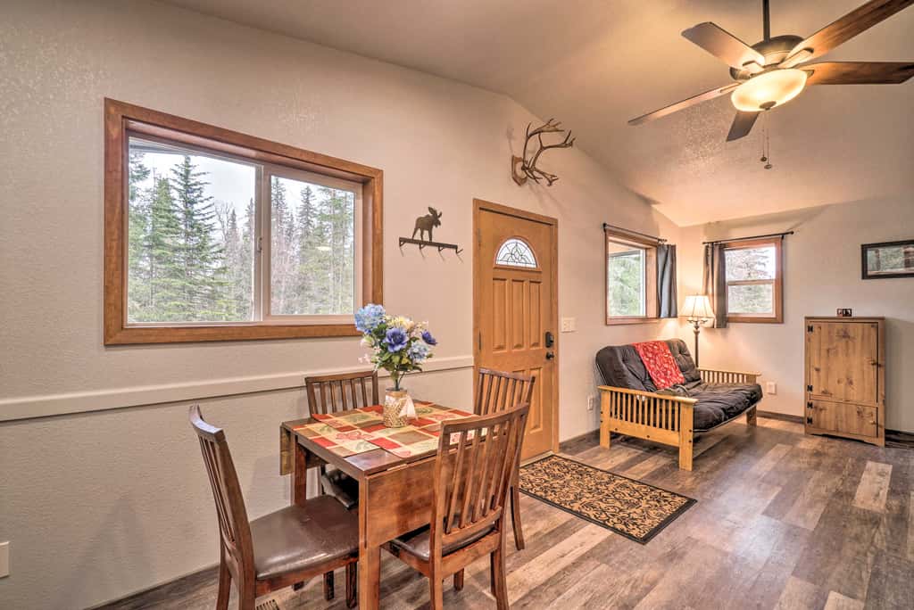 Cozy Downtown Soldotna Cabin: Dogs Welcome!