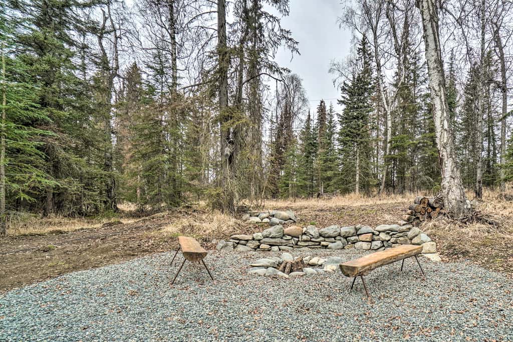Cozy Downtown Soldotna Cabin: Dogs Welcome!