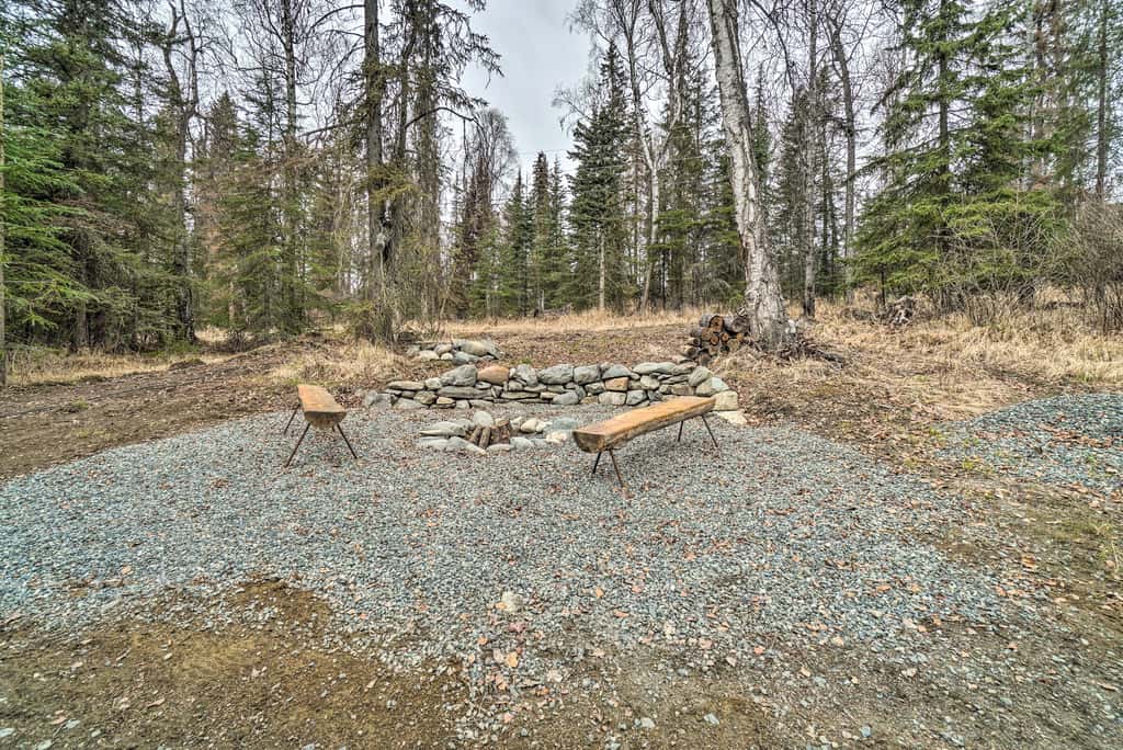 Cozy Downtown Soldotna Cabin: Dogs Welcome!