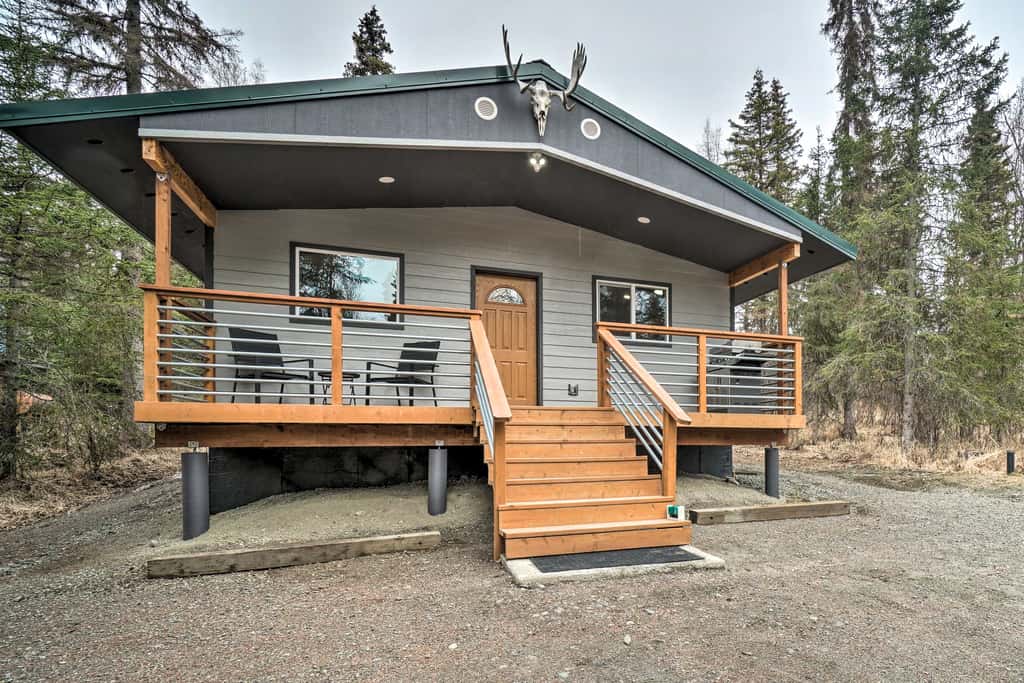 Cozy Downtown Soldotna Cabin: Dogs Welcome!