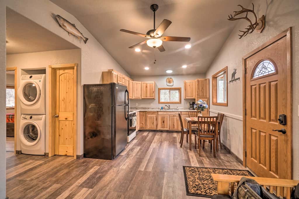 Cozy Downtown Soldotna Cabin: Dogs Welcome!