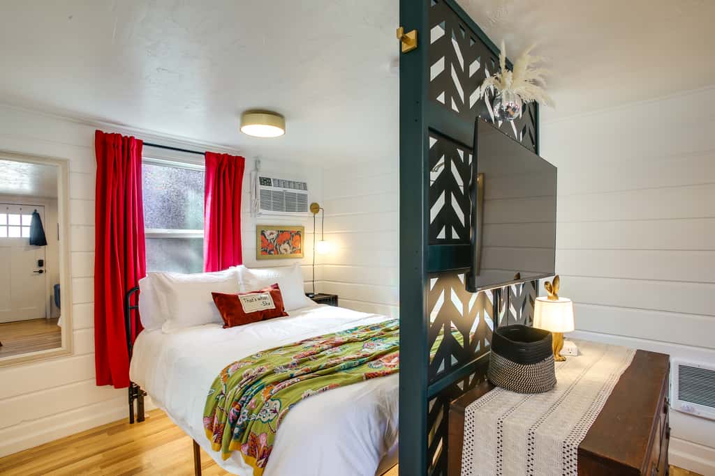 Unit 3: Updated Studio Near Downtown Dining
