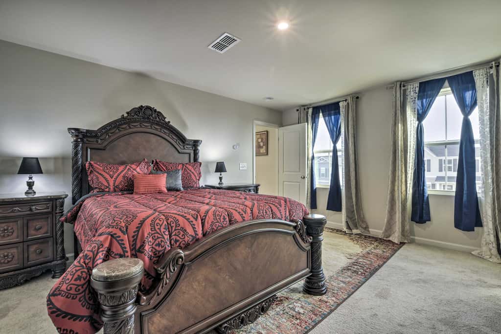 9 Mi to Duke University: Spacious Home w/ Yard!