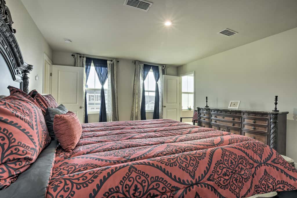 9 Mi to Duke University: Spacious Home w/ Yard!