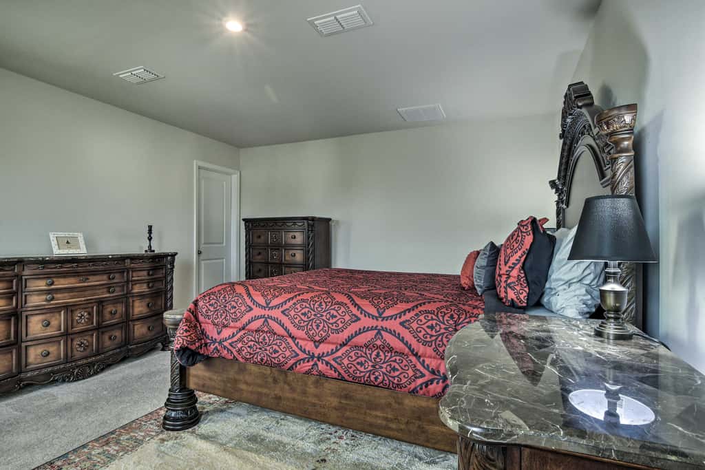 9 Mi to Duke University: Spacious Home w/ Yard!
