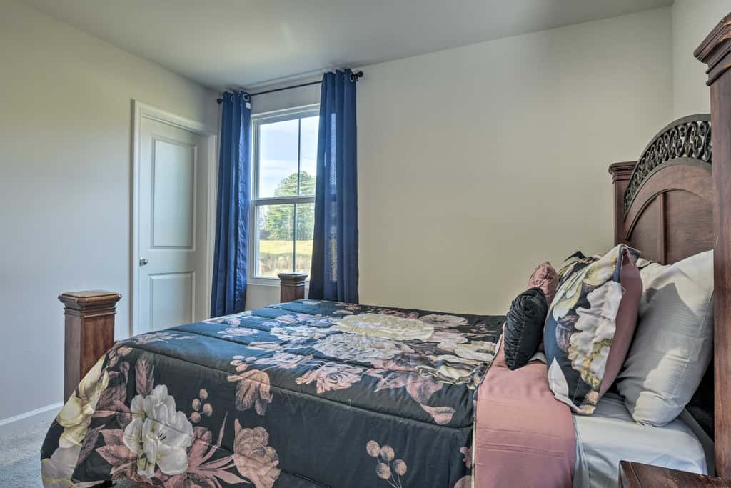 9 Mi to Duke University: Spacious Home w/ Yard!
