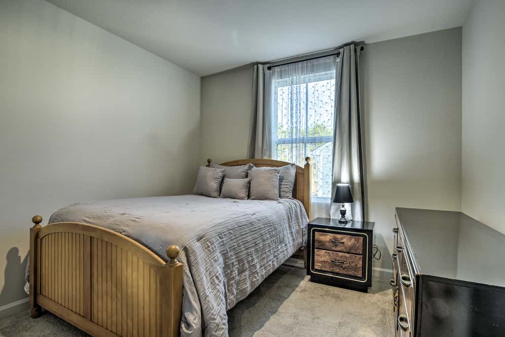 9 Mi to Duke University: Spacious Home w/ Yard!