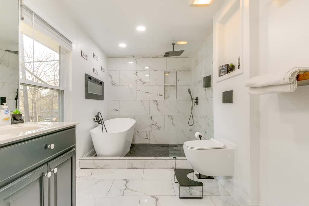 7 Mi to Dtwn Durham: Home w/ Hot Tub & Game Room!