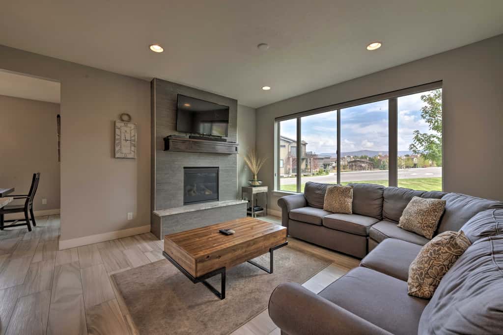 Modern Huntsville Resort Retreat w/ Deck & Hot Tub
