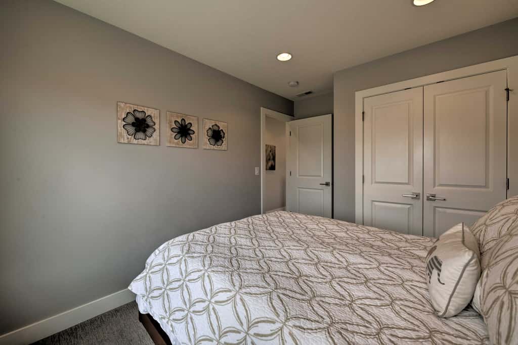 Modern Huntsville Resort Retreat w/ Deck & Hot Tub