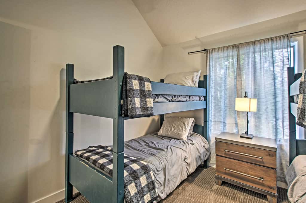 Contemporary Family Condo by Pineview Reservoir!
