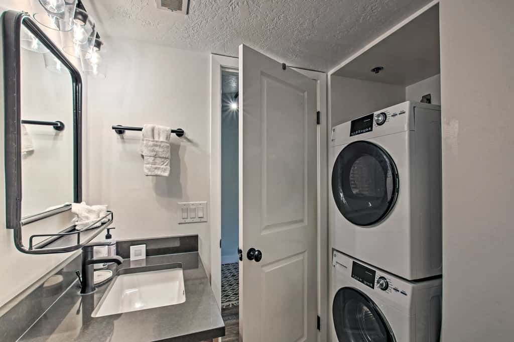 Contemporary Family Condo by Pineview Reservoir!