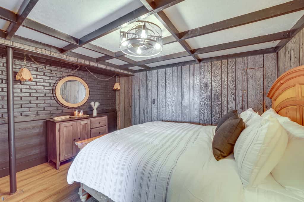 Private Hot Tub & Dock: Lakefront Grove Retreat!