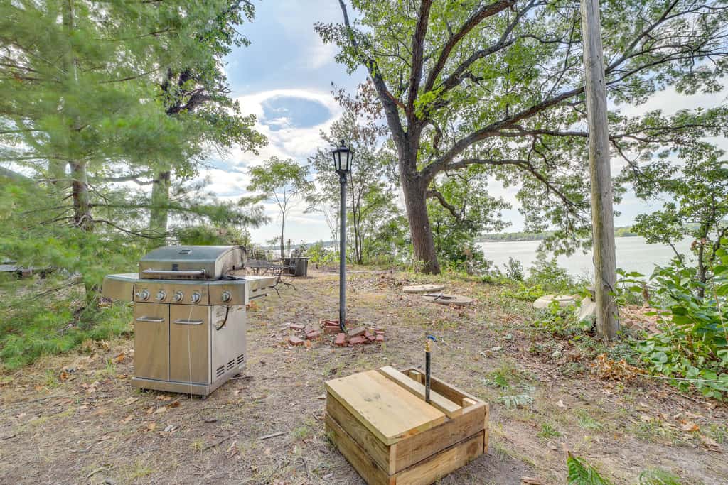 Private Hot Tub & Dock: Lakefront Grove Retreat!