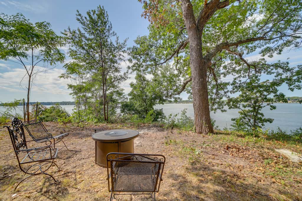 Private Hot Tub & Dock: Lakefront Grove Retreat!