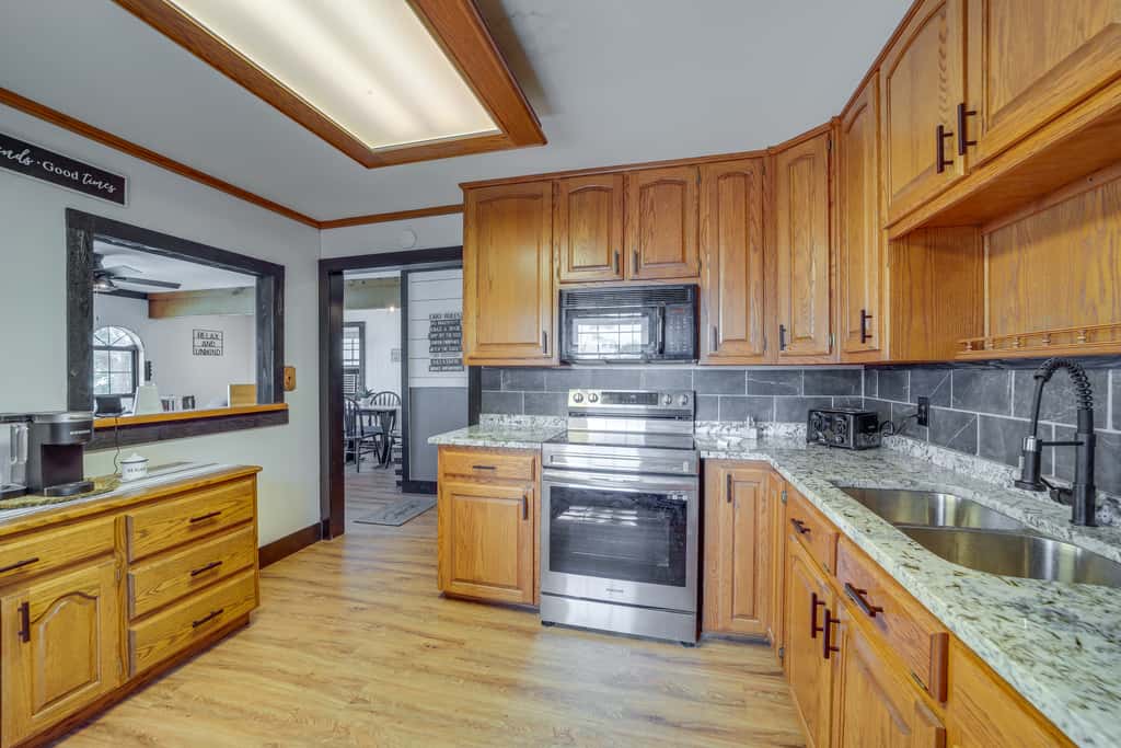 Private Hot Tub & Dock: Lakefront Grove Retreat!