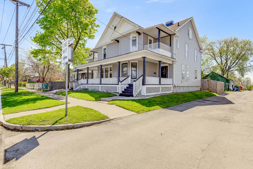 Walk to Niagara Falls! Family Home w/ Yard