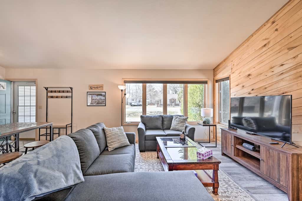Charming Buena Vista Home w/ Hot Tub + Deck!