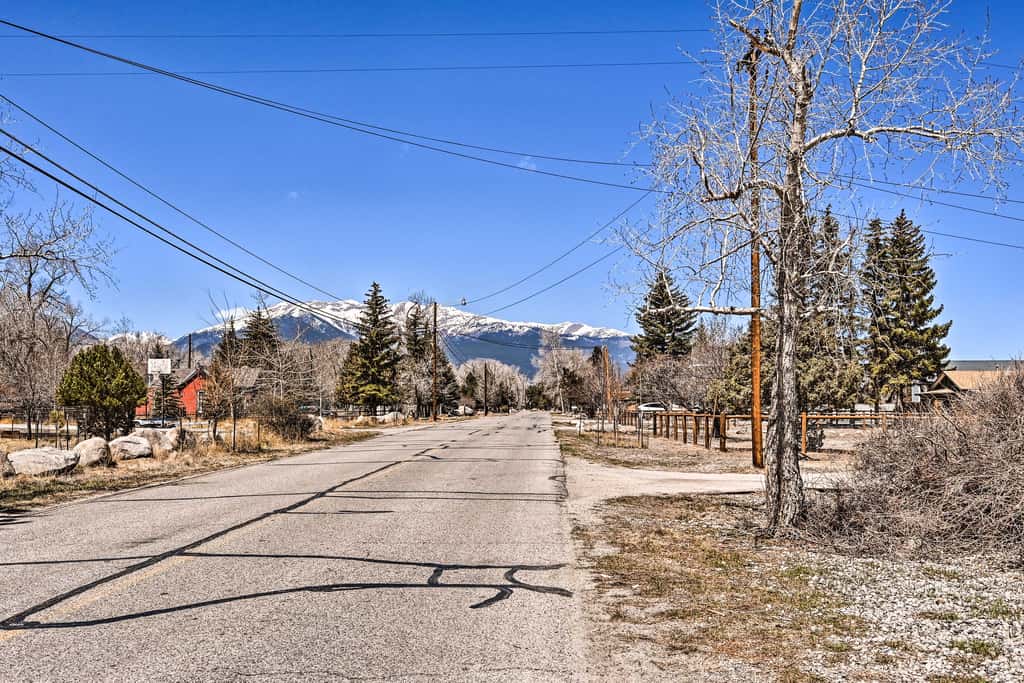 Charming Buena Vista Home w/ Hot Tub + Deck!