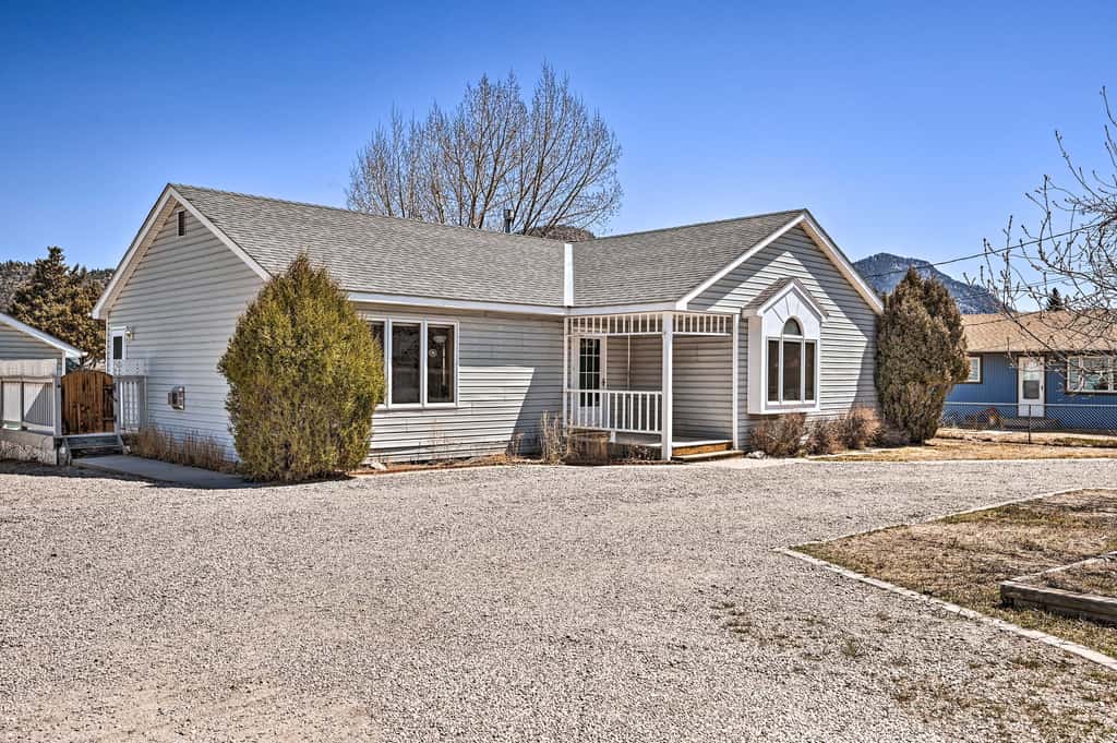 Charming Buena Vista Home w/ Hot Tub + Deck!