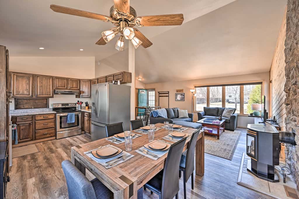 Charming Buena Vista Home w/ Hot Tub + Deck!