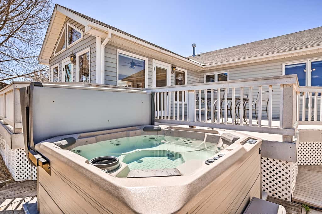 Charming Buena Vista Home w/ Hot Tub + Deck!