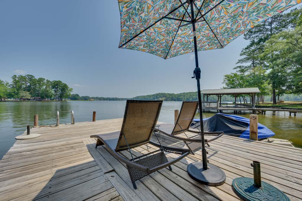 Lake Sinclair 'Crooked Creek Cottage' w/ Fire Pit!