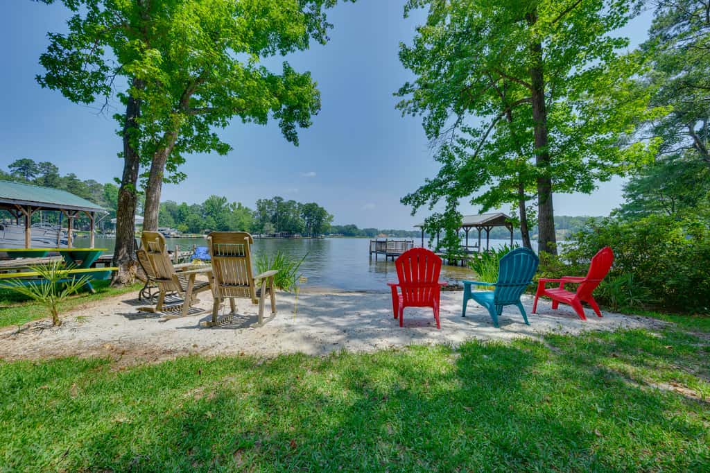 Lake Sinclair 'Crooked Creek Cottage' w/ Fire Pit!