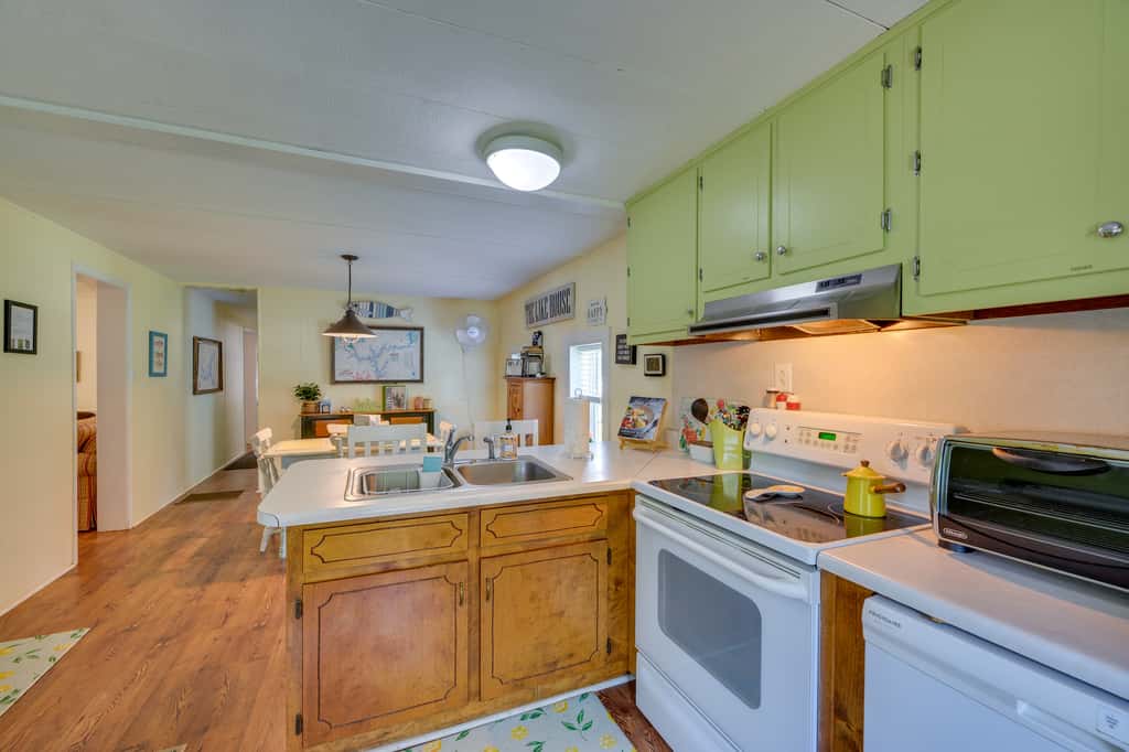 Lake Sinclair 'Crooked Creek Cottage' w/ Fire Pit!