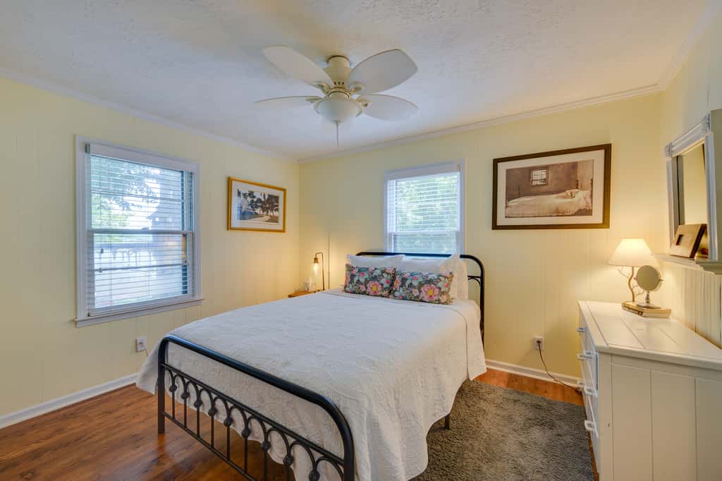 Lake Sinclair 'Crooked Creek Cottage' w/ Fire Pit!