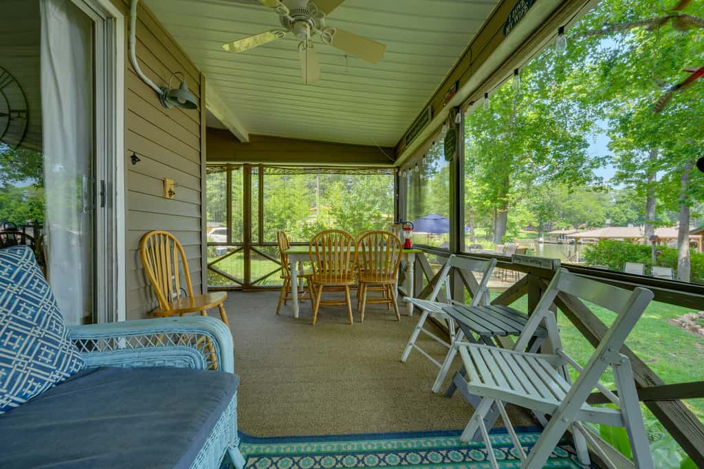 Lake Sinclair 'Crooked Creek Cottage' w/ Fire Pit!