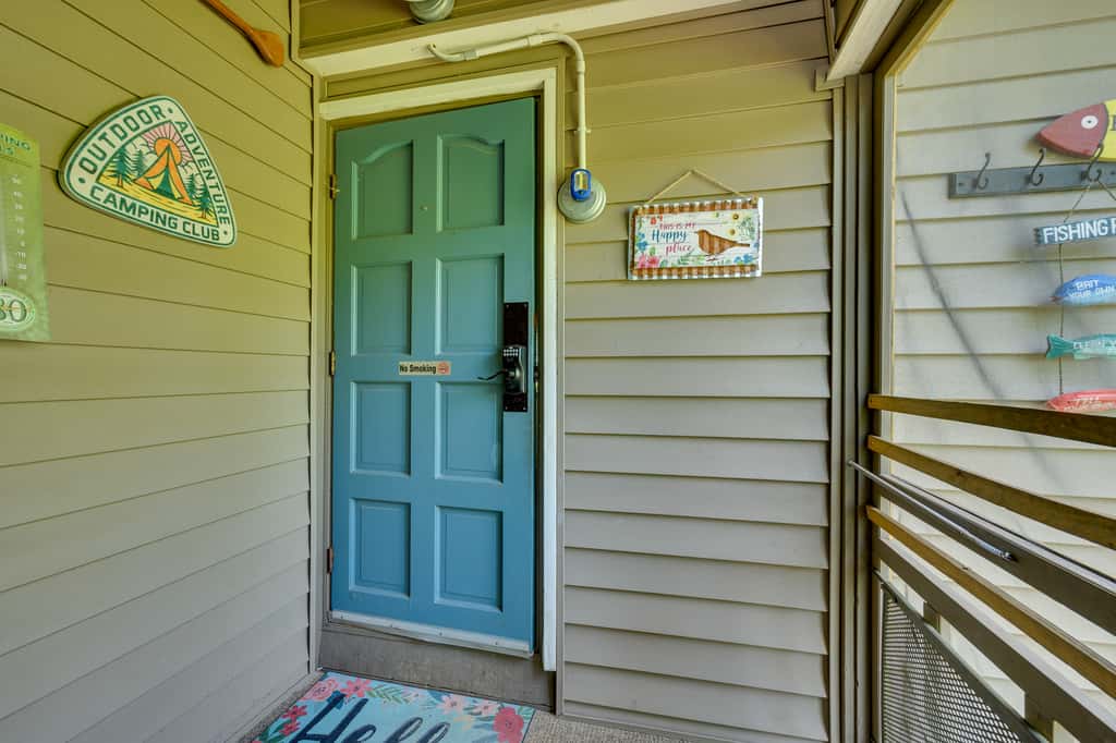 Lake Sinclair 'Crooked Creek Cottage' w/ Fire Pit!